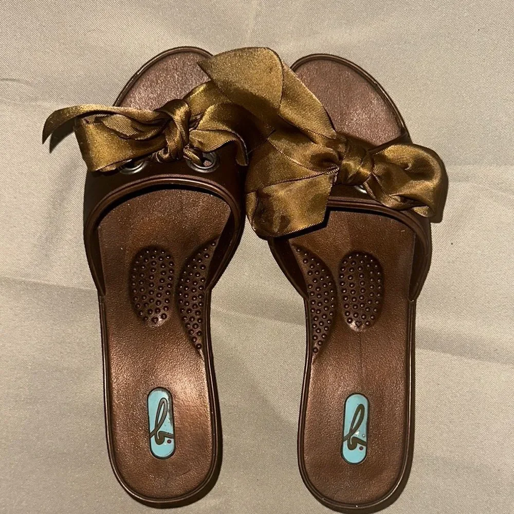 OKA b. Brown/Bronze Bow Women's Slide Sandals Size 6
